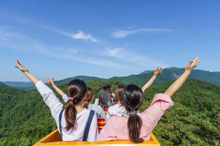 '무등산 모노레일'은 초여름 녹음을 감상하며 산속을 누비는 대표 체험 코스로, 리프트와 모노레일을 함께 즐길 수 있다. 6월 한 달 동안 '광주 방문의 해' 특별할인으로 리프트+모노레일 왕복권 3천원 할인 혜택이 제공된다. 광주광역시 제공