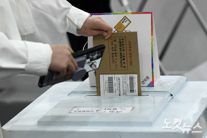 '두 번 투표'한 선거사무원 체포…선관위, 남편도 수사의뢰
