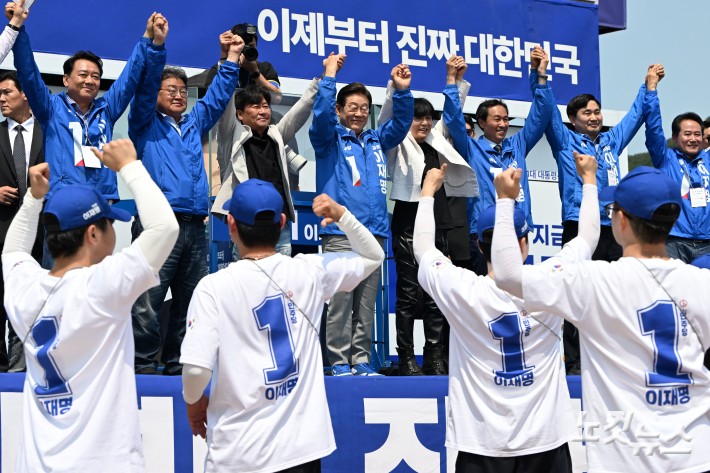 이재명 더불어민주당 대선 후보가 30일 오후 강원 춘천시 춘천역 광장에서 열린 집중유세에서 지지를 호소하고 있다.