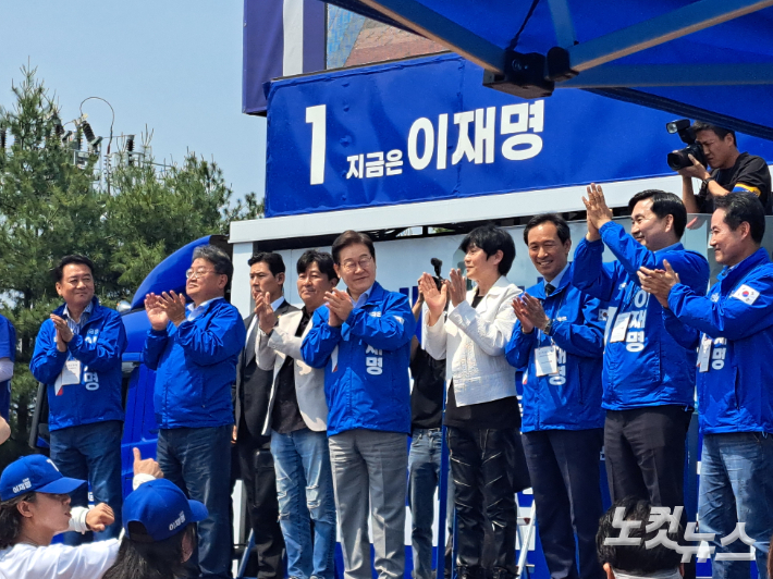 30일 더불어민주당 이재명 대선 후보가 춘천역에서 유세를 갖고 지지를 호소하고 있다. 진유정 기자