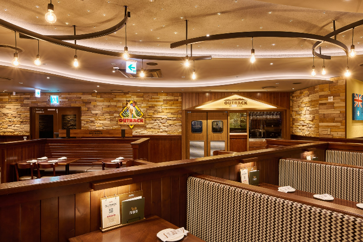 신규 오픈한 아웃백 구의이스트폴점 매장 내부. 다이닝브랜즈그룹 제공