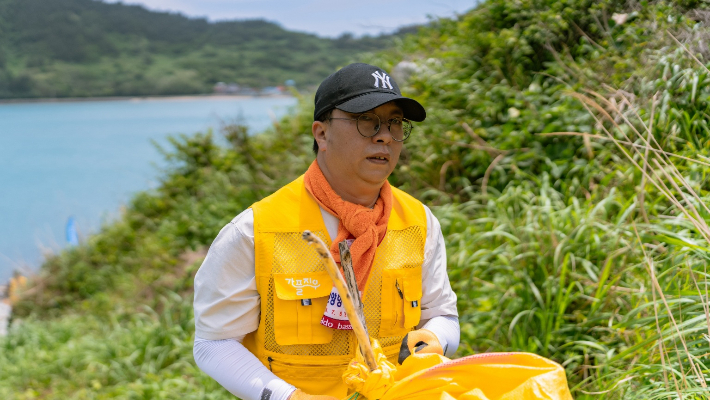 여수 손죽도에서 수거한 해양 쓰레기 포대를 들고 있는 참가자 최인철 씨. 유익컴퍼니 제공 