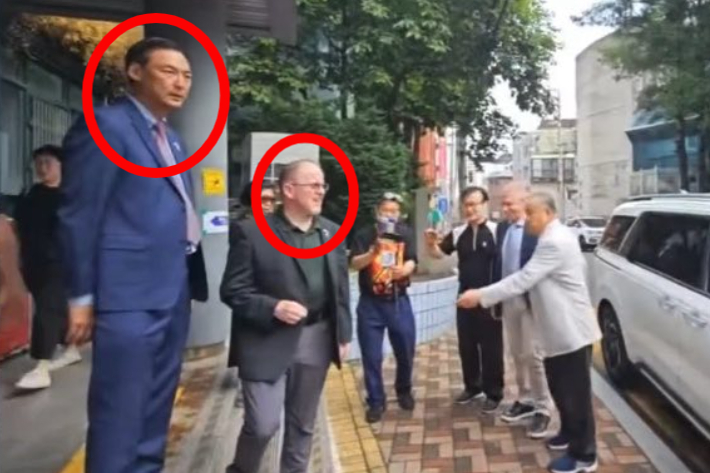 저 사람들 누구? '국제선거감시단'이라며 출몰한 외국인 4인방[오목조목]