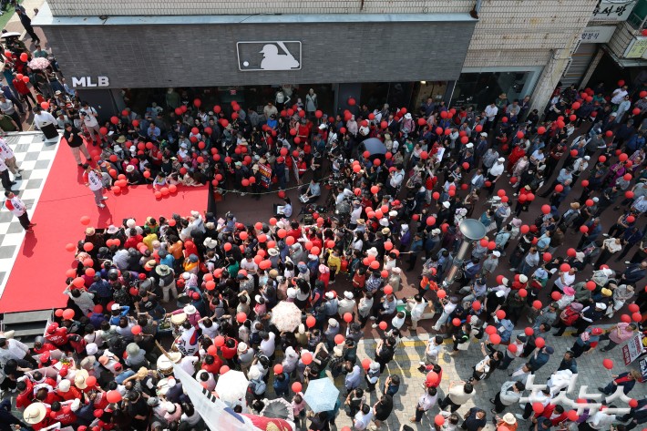 김문수 국민의힘 대선 후보가 30일 충북 충주시 젊음의 거리에서 유세를 하고 있다. 2025.05.30