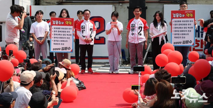 김문수 국민의힘 대통령 후보가 30일 충북 충주시 젊음의 거리에서 열린 유세에서 청년들이 적은 편지 낭독을  듣고 있다. 2025.5.30