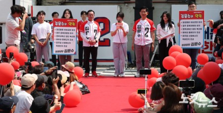 김문수 국민의힘 대통령 후보가 30일 충북 충주시 젊음의 거리에서 열린 유세에서 청년들이 적은 편지 낭독을  듣고 있다. 2025.5.30