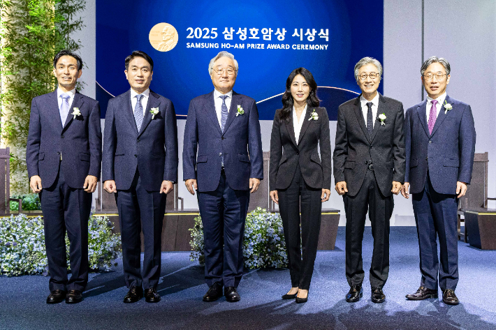 삼성호암상 수상자들이 5월 30일 서울신라호텔 다이너스티홀에서 열린 '2025 삼성호암상 시상식'에서 기념 촬영을 하고 있다. (왼쪽부터) 과학상 물리·수학부문 신석우 UC버클리 교수, 과학상 화학·생명과학부문 정종경 서울대 교수, 공학상 김승우 KAIST 명예교수, 의학상 글로리아 최 MIT 교수, 예술상 구본창 사진작가, 사회 봉사상 김동해 사단법인 비전케어 이사장. 호암재단 제공
