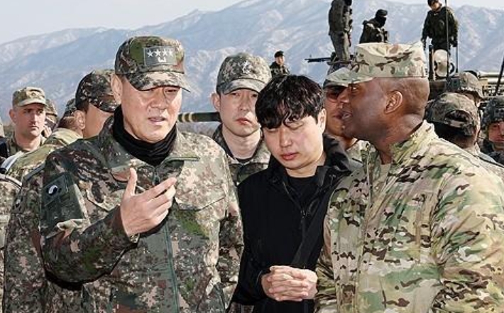 김명수 합참의장(왼쪽)과 제이비어 브런슨 한미연합군사령관. 연합뉴스