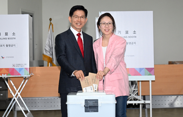 김문수 국민의힘 대선후보가 외동딸 동주씨와 함께 지난 29일 오전 인천 계양1동 주민센터에서 제21대 대통령 선거 사전투표를 하고 있다. 황진환 기자