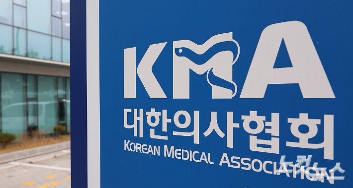 경찰, '전공의 집단사직 사태 부추긴 혐의' 의협 전·현직 간부 송치