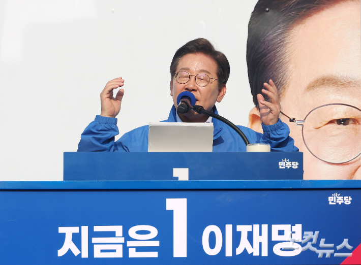 이재명 더불어민주당 대선 후보가 30일 오후 강원 원주시 원주행복마당 유세에서 지지를 호소하고 있다. 황진환 기자