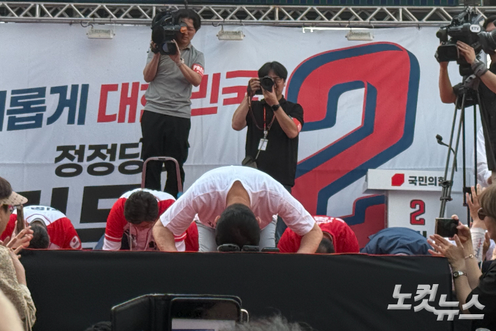 국민의힘 김문수 대선 후보는 30일 강원 원주 문화의거리 유세 현장에서 지지자들을 향해 절을 했다. 구본호 기자