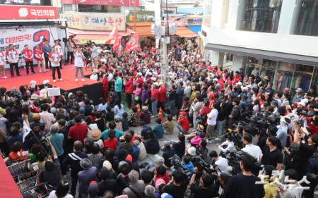 원주 찾아 지지 호소하는 김문수 후보