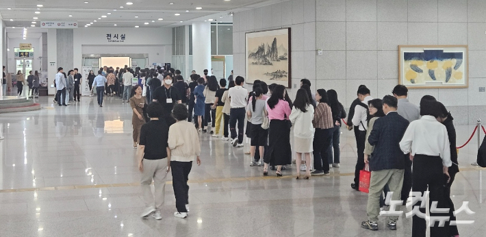 대전시청 1층 로비에 마련된 대통령 선거 사전투표소에 줄이 길게 서 있다. 인상준 기자
