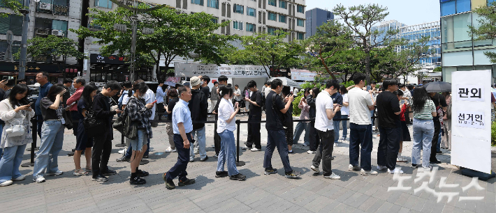 제21대 대통령선거 사전투표 이틀째인 30일 서울 강남구 역삼1동주민센터에 마련된 사전투표소를 찾은 유권자들이 투표를 하기 위해 줄을 서 있다. 박종민 기자