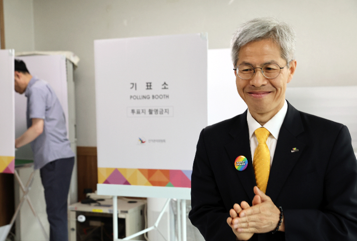 권영국 후보, 여수에서 사전투표     (여수=연합뉴스) 조남수 기자 = 민주노동당 권영국 후보가 제21대 대통령선거 사전투표 첫날인 29일 오전 전남 여수시 주암마을회관에 마련된 사전투표소에서 투표하고 있다. 2025.5.29      iso64@yna.co.kr (끝)   <저작권자(c) 연합뉴스, 무단 전재-재배포, AI 학습 및 활용 금지> 연합뉴스