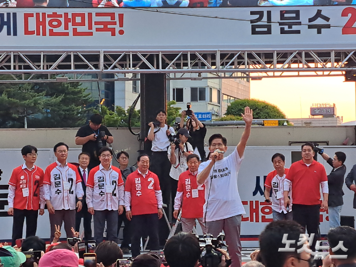 대선 본투표를 나흘 앞둔 30일, 국민의힘 김문수 후보가 춘천을 찾아 민생 회복과 청년·자영업 대책을 강조했다. 진유정 기자