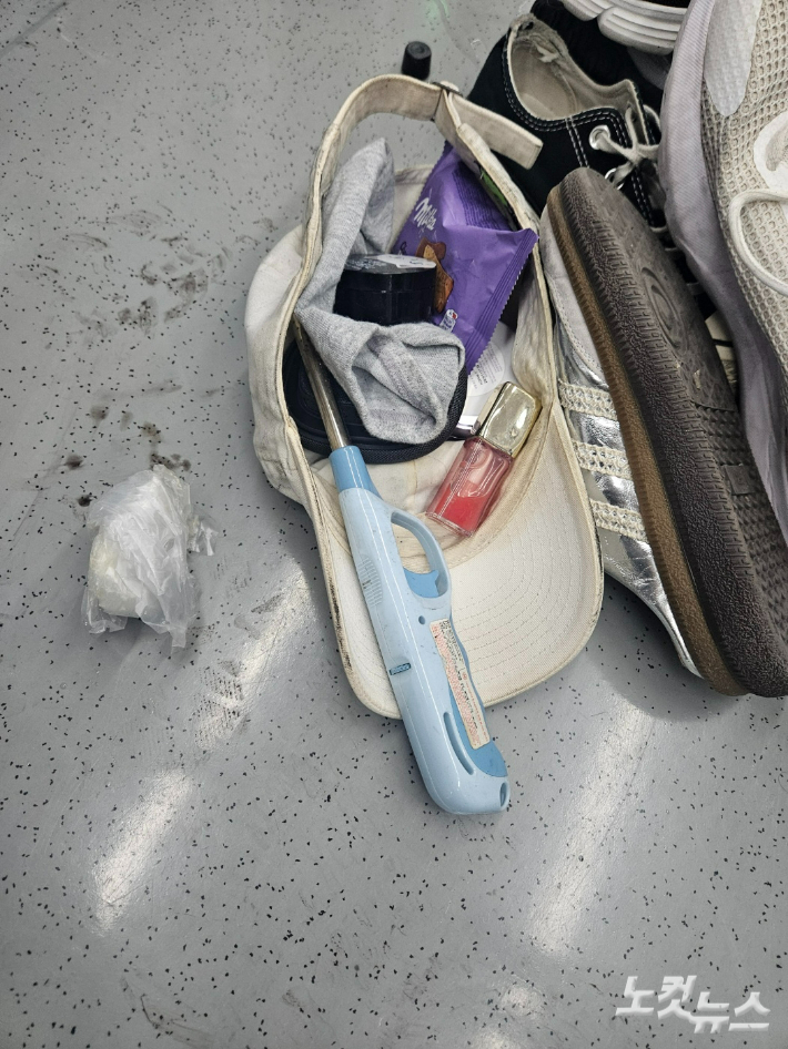 방화에 쓰인 도구로 보이는 물품들. 독자 제공