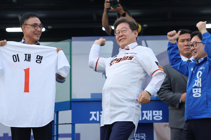 '송진우 유니폼' 입은 이재명 "尹 돌아오면 후진국 될 것"