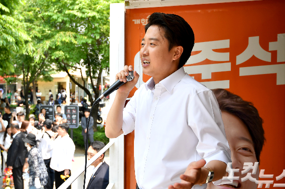 이준석 개혁신당 대선 후보가 30일 서울 마포구 경의선숲길 유세에서 지지를 호소하고 있다. 윤창원 기자