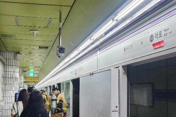 지하철 5호선 방화 추정 화재로 승객 대피. 연합뉴스