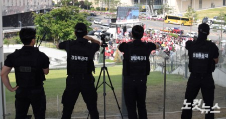 김문수 유세현장 지켜보는 경찰특공대
