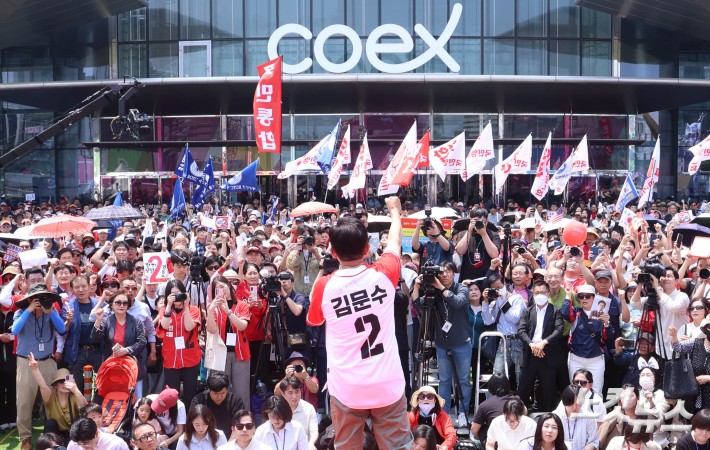 코엑스 앞에 선 김문수 후보