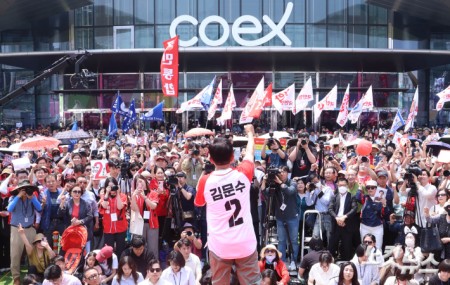 코엑스 앞에 선 김문수 후보