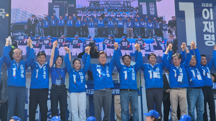 이재명 더불어민주당 대선 후보가 1일 오후 동대구역 광장을 찾아 유세를 펼치고 있다. 곽재화 기자