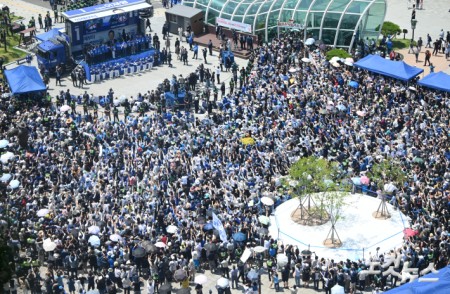 이재명 더불어민주당 대선 후보가 1일 오후 대구 동구 동대구역 광장에서 열린 유세에 참석해 지지를 호소하고 있다.