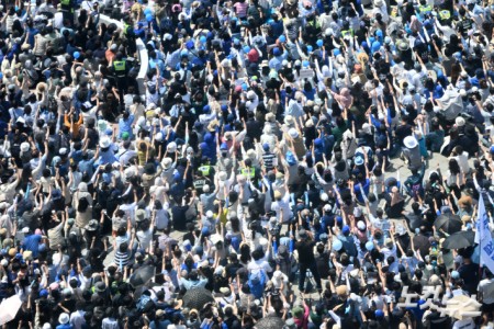 이재명 더불어민주당 대선 후보가 1일 오후 대구 동구 동대구역 광장에서 유세를 하고 있는 가운데 시민들이 환호하고 있다.