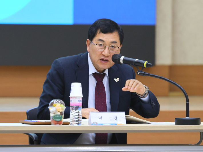 주낙영 경주시장이 민선 8기 공약사업 추진상황 보고회에서공약사업 추진 현황을 점검하고 있다. 경주시 제공