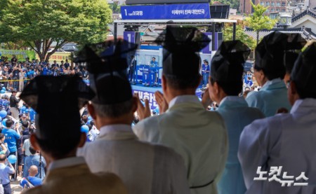 이재명 더불어민주당 대선후보가 1일 오전 경북 안동시 웅부공원에서 유세를 하는 동안 유생들이 누각에 올라 지켜보고 있다.