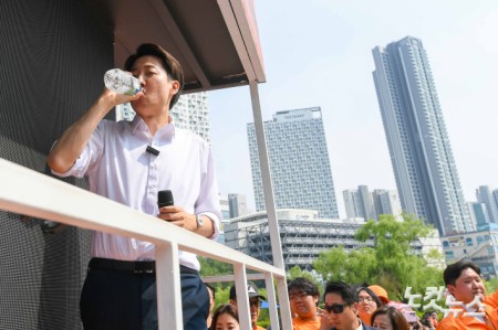 물 마시는 이준석 후보