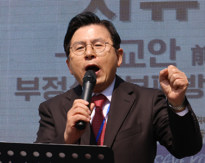[속보]황교안, 대선 후보 사퇴 "김문수 지지…똘똘 뭉쳐야"