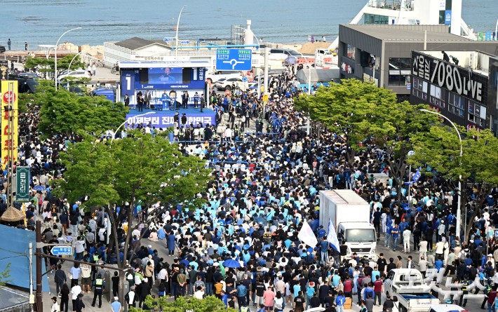 더불어민주당 이재명 대선 후보가 1일 울산 일산해수욕장 앞에서 시민들에게 지지를 호소하고 있다.