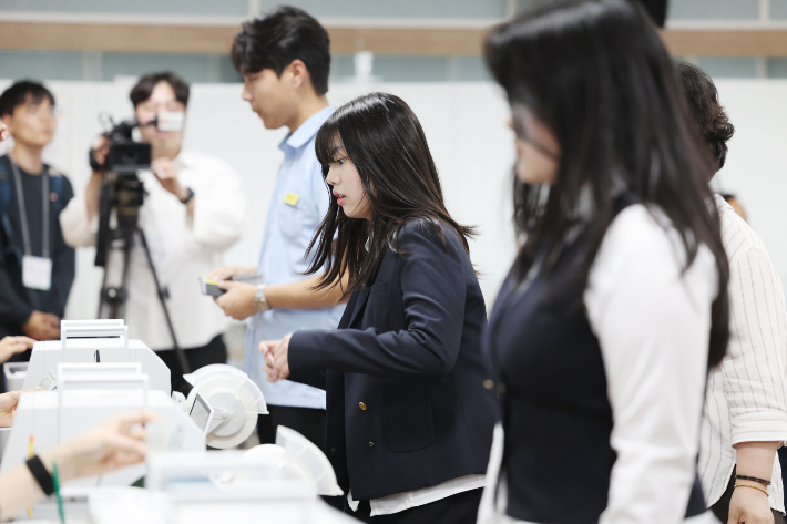 "모의고사보다 투표 중요"…첫 투표 나서는 고3 "갈등 사라지길"