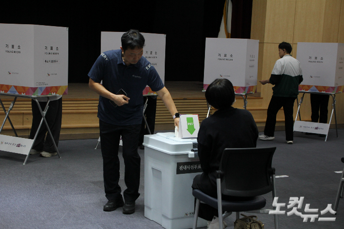 제21대 대통령선거 사전투표가 진행된 지난 5월 29일 오전 남구청 삼산동사전투표소에서 한 유권자가 투표를 하고 있다. 반웅규 기자