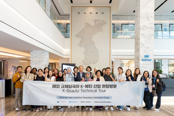 지난달 30일 한국콜마 종합기술원을 방문한 아시아 주요국 규제 당국자들과 최현규 한국콜마 대표이사 등 관계자들이 기념사진을 촬영하고 있다. 한국콜마 제공