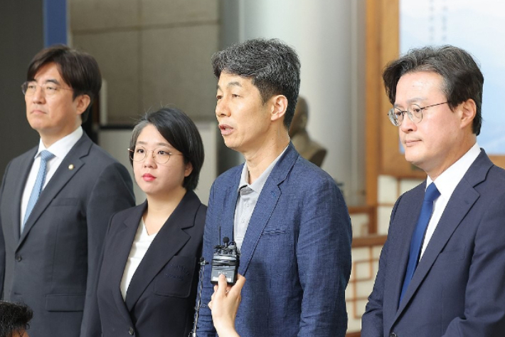 국회 행정안전위원회 소속 윤건영, 용혜인, 채현일, 김성회 의원이 지난 1일 '리박스쿨'이라는 보수 성향 단체의 댓글 조작 의혹에 대한 경찰의 신속한 수사를 촉구하며 서울 서대문구 경찰청 방문을 마친 뒤 발언하고 있다. 연합뉴스