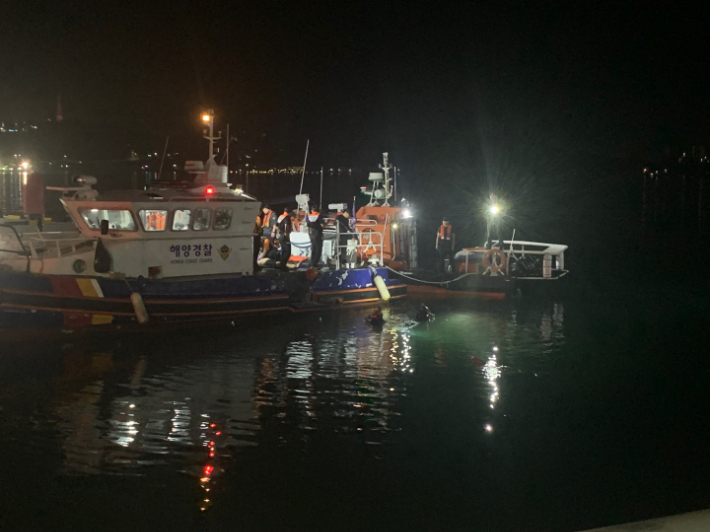 구조대원이 추락차량에 있는 운전자를 구조하기 위해 입수하고 있다. 여수해경 제공