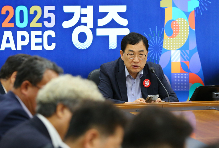 주낙영 시장이 국소본부장회의를 주재하고 대통령선거 당일 공정한 선거 관리를 위해 전 부서가 협력 체계를 유지해 줄 것을 주문하고 있다. 경주시 제공