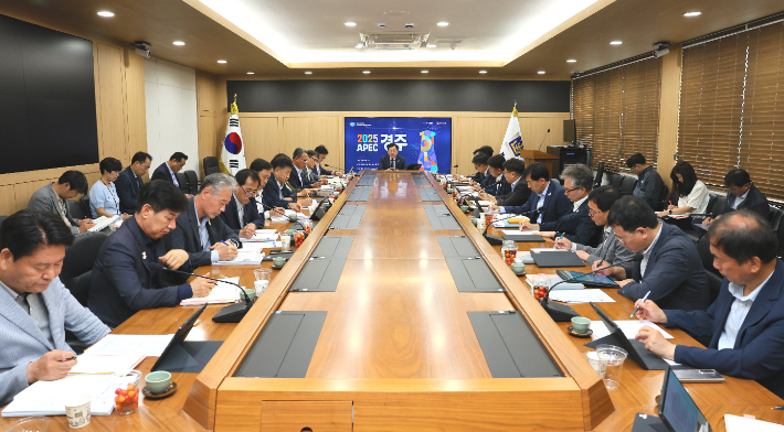 주낙영 시장이 국소본부장회의를 주재하고 대통령선거 당일 공정한 선거 관리를 위해 전 부서가 협력 체계를 유지해 줄 것을 주문하고 있다. 경주시 제공