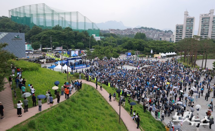 제21대 대통령 선거를 하루 앞둔 2일 서울 강북구 북서울꿈의숲 서문광장에서 열린 이재명 더불어민주당 대선 후보의 유세를 많은 시민들이 지켜보고 있다.