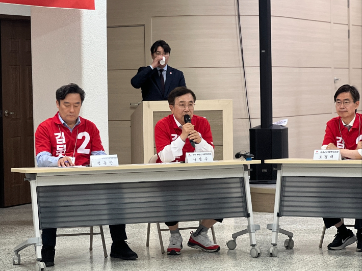 국민의힘 중앙선거대책위원회가 2일 부산시당에서 현장 회의를 열고, 김문수 후보에 대한 집중적인 지지 호소에 나섰다.왼쪽부터 정동만 총괄본부장, 서병수 총괄선대위원장, 조경태 총괄선대위원장. 국민의힘 부산시당 제공