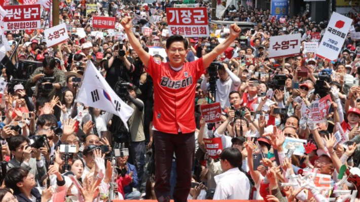 국민의힘 김문수 대선 후보가 롯데 자이언츠 유니폼을 입고 부산 집중 유세를 갖고 지지를 호소하고 있다.황진환 기자
