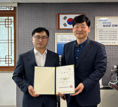 2일 김종범 신임 전주푸드통합지원센터장(왼쪽)과 윤동욱 전주시 부시장이 기념 촬영을 하고 있다. 전주시 제공