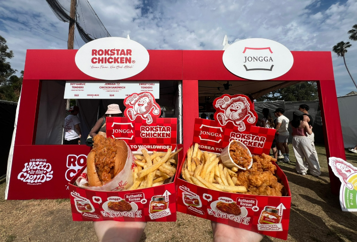 대상㈜ '종가'가 지난 5월 31일부터 6월 1일까지 '헤드 인 더 클라우드 LA 2025'에서 운영한 브랜드 부스에서 판매한 (왼쪽부터)'종가 치킨 샌드위치'와 '종가 프렌치 프라이'. 대상 제공
