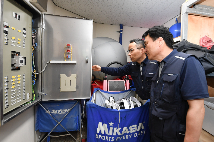 2일 한국전기안전공사 남화영(오른쪽) 사장과 관계자가 전북 전주시 지역의 투·개표장의 전기설비를 점검하고 있다. 한국전기안전공사 제공