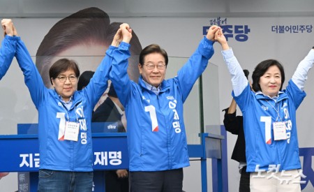 더불어민주당 이재명 대선 후보가 선거를 하루 앞둔 2일 경기도 스타필드 하남점 광장에서 추미애 의원, 정은경 총괄선대위원장과 함께 시민들에게 인사하고 있다.